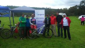 Matías y Alejandro junto a otros participantes y espectadores de la Bike Chile Race junto al stnad de Oxígeno    