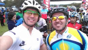 Alejandro y Matías sonrriendo para la cámara antes de iniciar el encuentro de la Bike Chile Race        