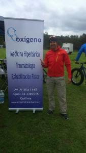 Espectador de la Bike Chile Race junto al stand de Oxígeno    