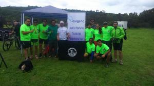 Participantes de la competencia junto al stand de Oxigeno en la Bike Chile Race        