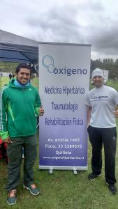 Matías y Alejandro junto al stand de Oxígeno en la Bike Chile Race    
