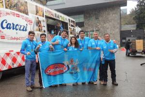 Tamara Silva junto al equipo running SopraRun en maraton Santiago 